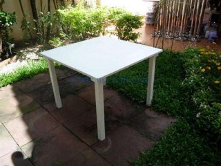 โต๊ะกลางไม้สีขาว