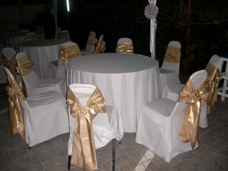 ชุดโต๊ะจีน เก้าอี้เบาะคลุมผ้าขาว ผูกโบว์สีทอง VIP