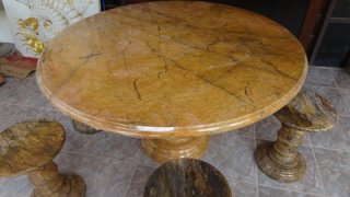 โต๊ะหินอ่อนสีเหลืองลายไม้ ขนาด 140 ซม. เก้าอี้ 6 ตัว โต๊ะสูง 80 ซม.
