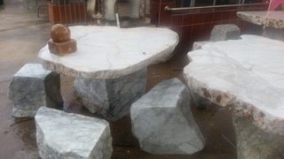 โต๊ะหิน ธรรมชาติ กว้าง 100 ซม. ยาว 50 ซม. โต๊ะสูง 67 ซม. เก้าอี้ 4 ตัว (ขาว)