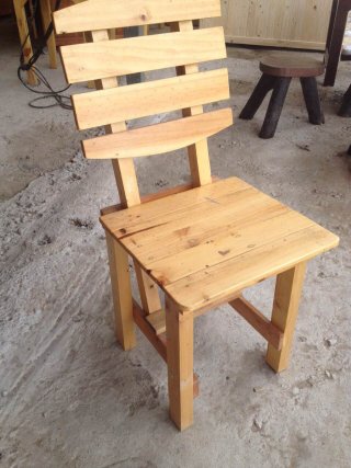 เก้าอี้ไม้พนักพิงเอน