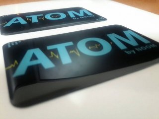 สติ๊กเกอร์เรซิ่น pvc พิมพ์ ATOM พื้นดำ ตัวอักษรฟ้า