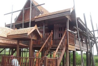 เรือนไทยไม้เก่า