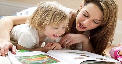 พี่เลี้ยงเด็กดูแลเด็กอย่างอ่อนโยน