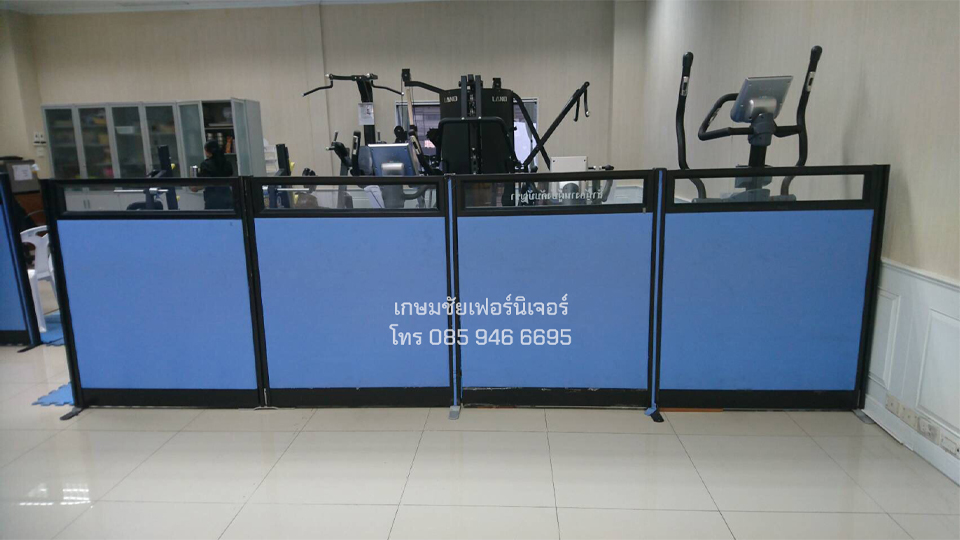 [ภาพสำนักงานที่มีพาติชั่นจัดวางอย่างเป็นระเบียบ]