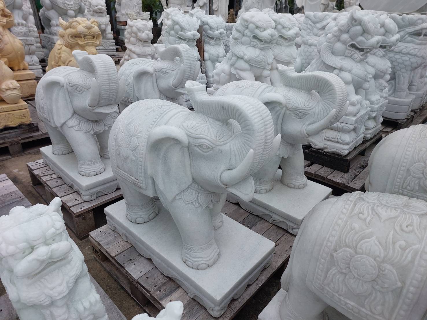 ช้างหินอ่อน