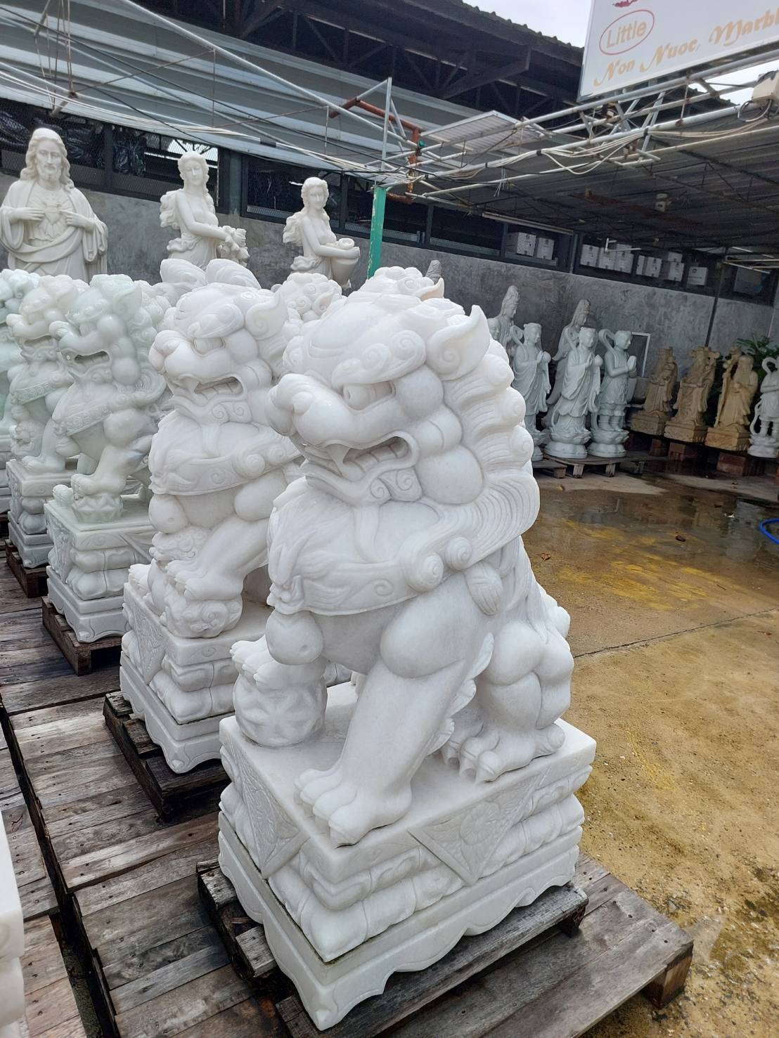 สิงโตหินอ่อน