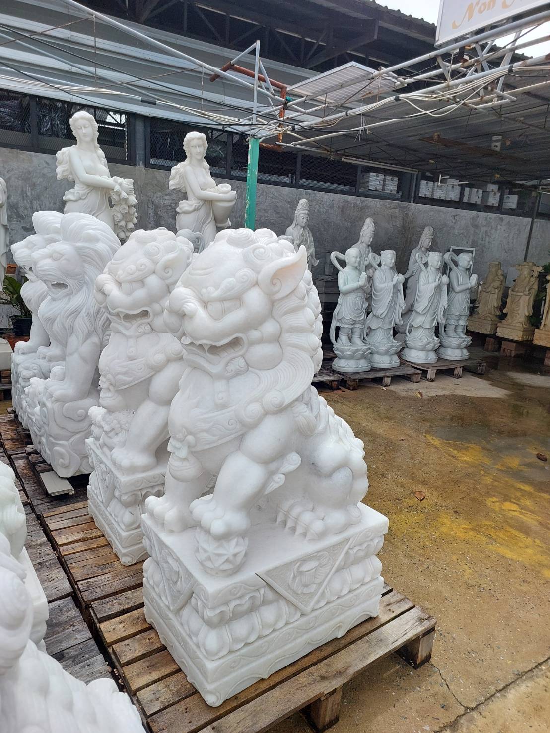 สิงโตหินอ่อน