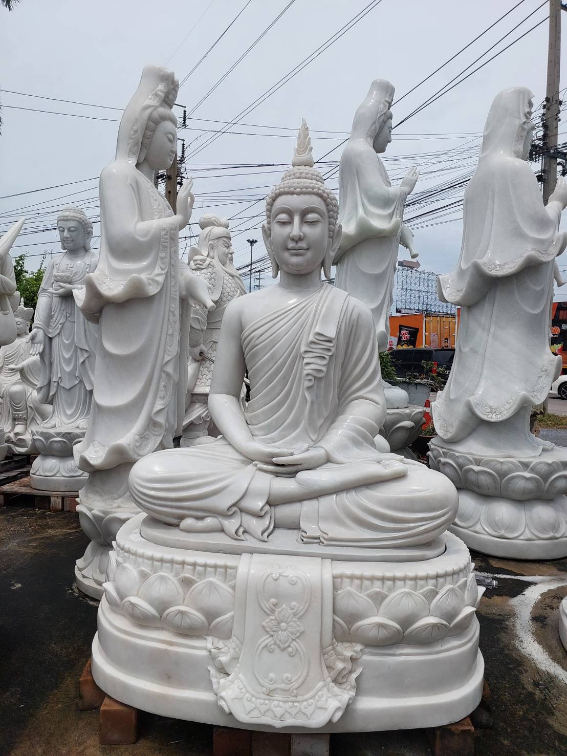 พระหินแกะสลัก