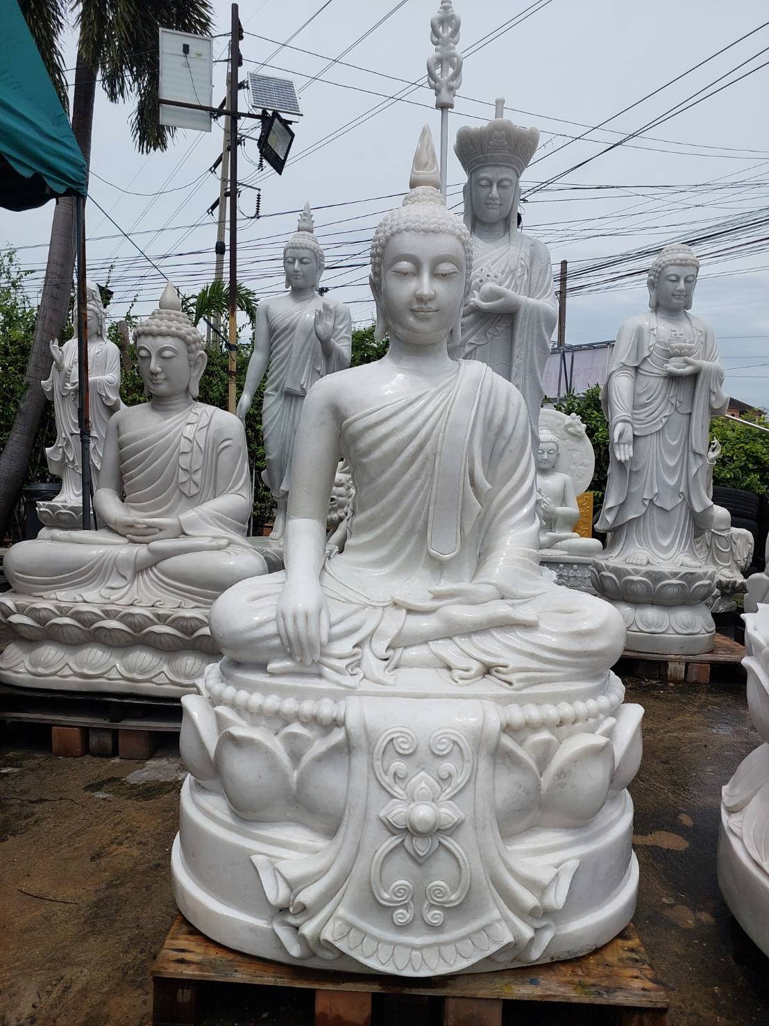 พระหินแกะสลัก