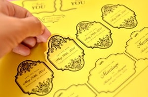 สติ๊กเกอร์กระดาษ นิยมใช้กันอย่างกว้างขวางเพราะจะราคาถูกกว่าชนิดอื่นๆ