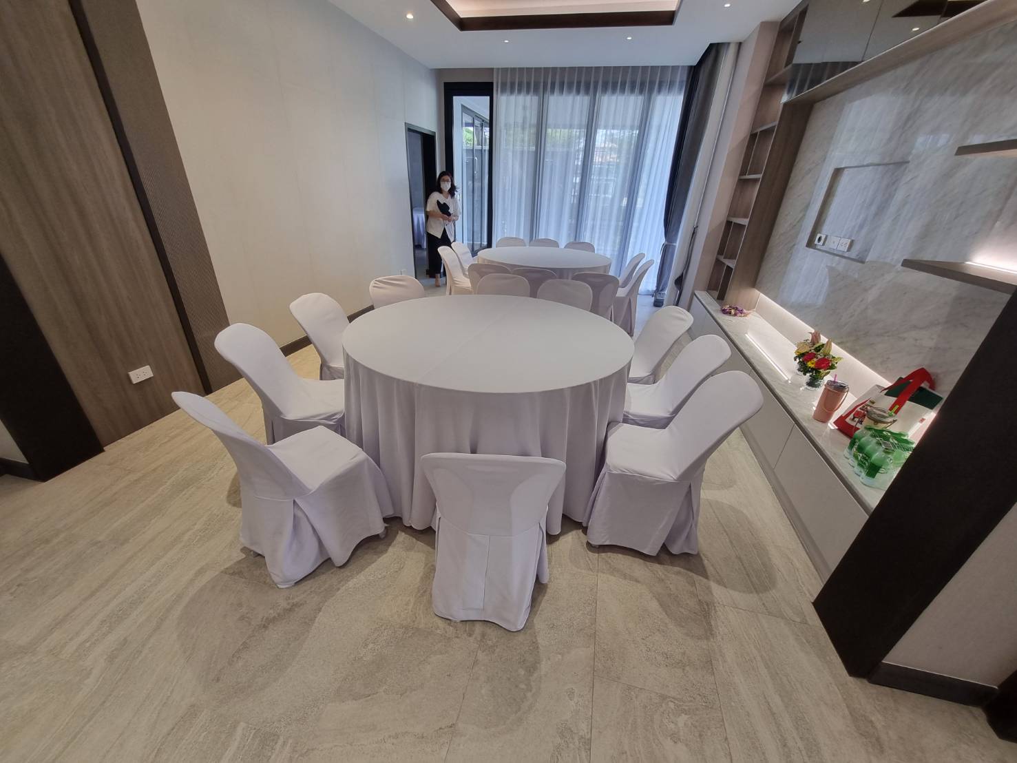 โต๊ะจีนพร้อมเก้าอี้คลุมผ้าสีขาวสำหรับงานเลี้ยง