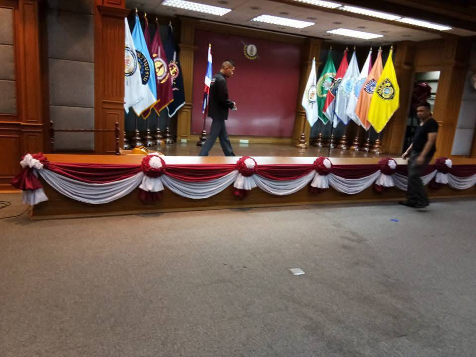 เวทีไม้ยกระดับปูพรมสีแดงสำหรับพิธีเปิดงาน