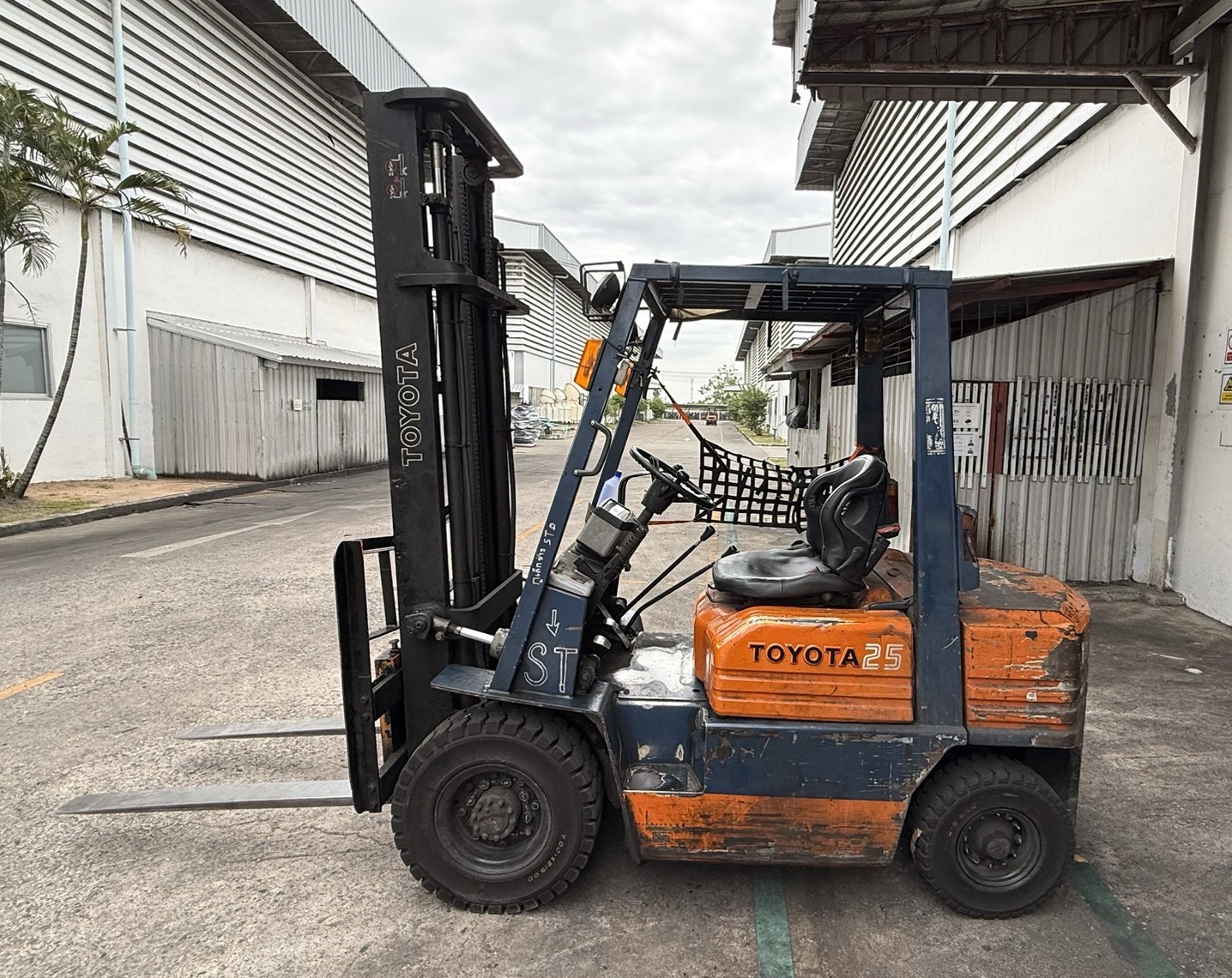 [ภาพรถโฟล์คลิฟท์]