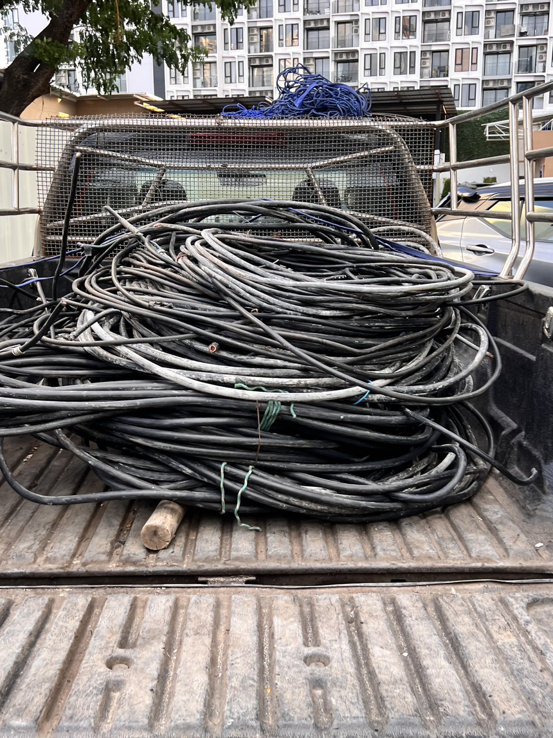 [ภาพสายไฟและอุปกรณ์ไฟฟ้า]