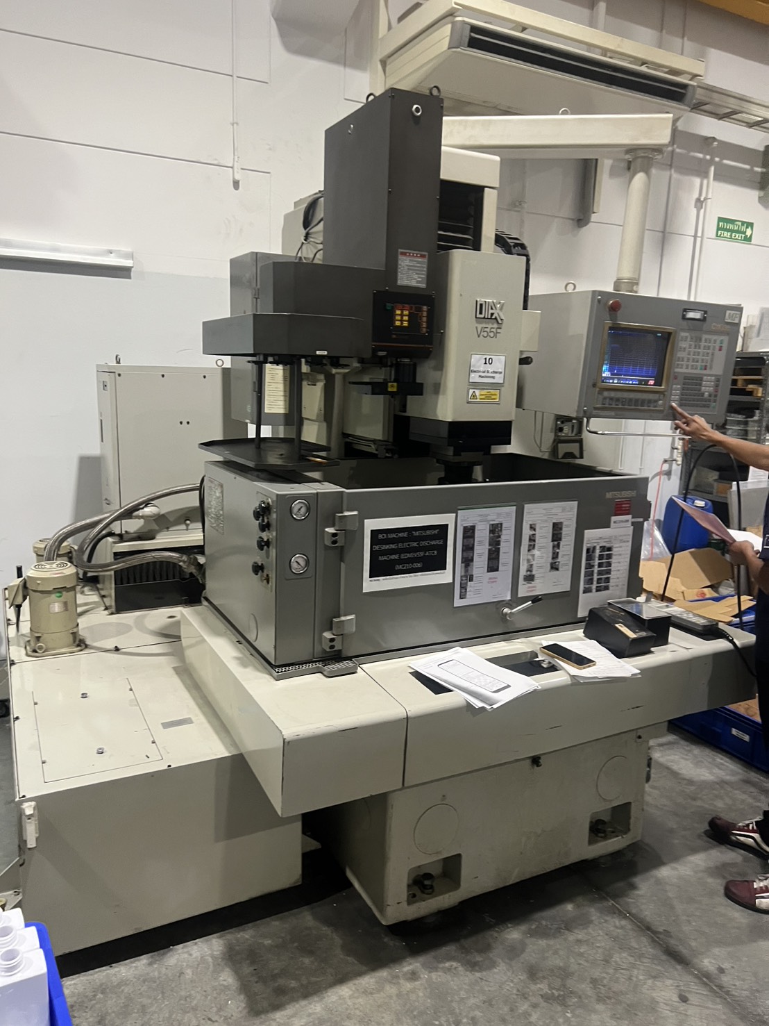 [ภาพเครื่องจักร CNC]