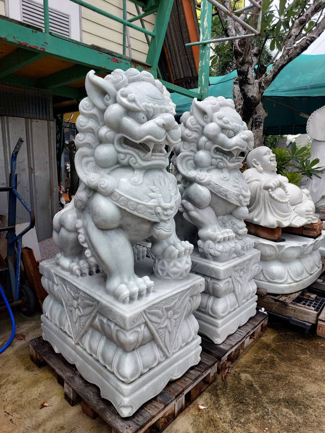 สิงโตหินอ่อนแกะสลัก