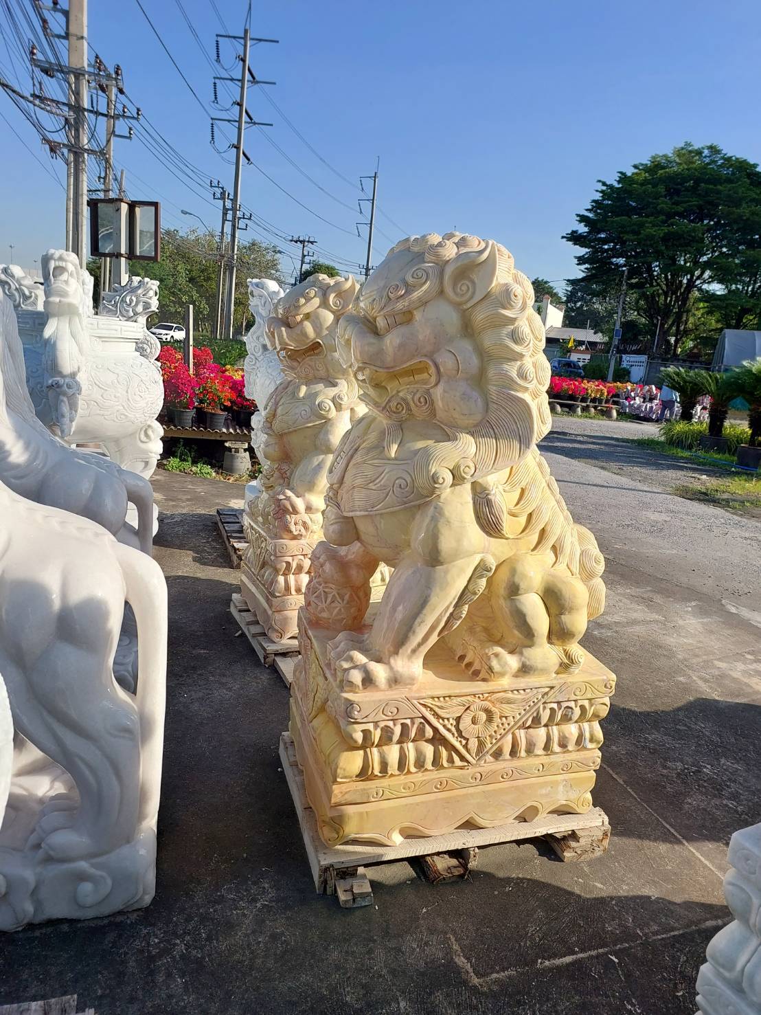 สิงโตหินอ่อนแกะสลัก