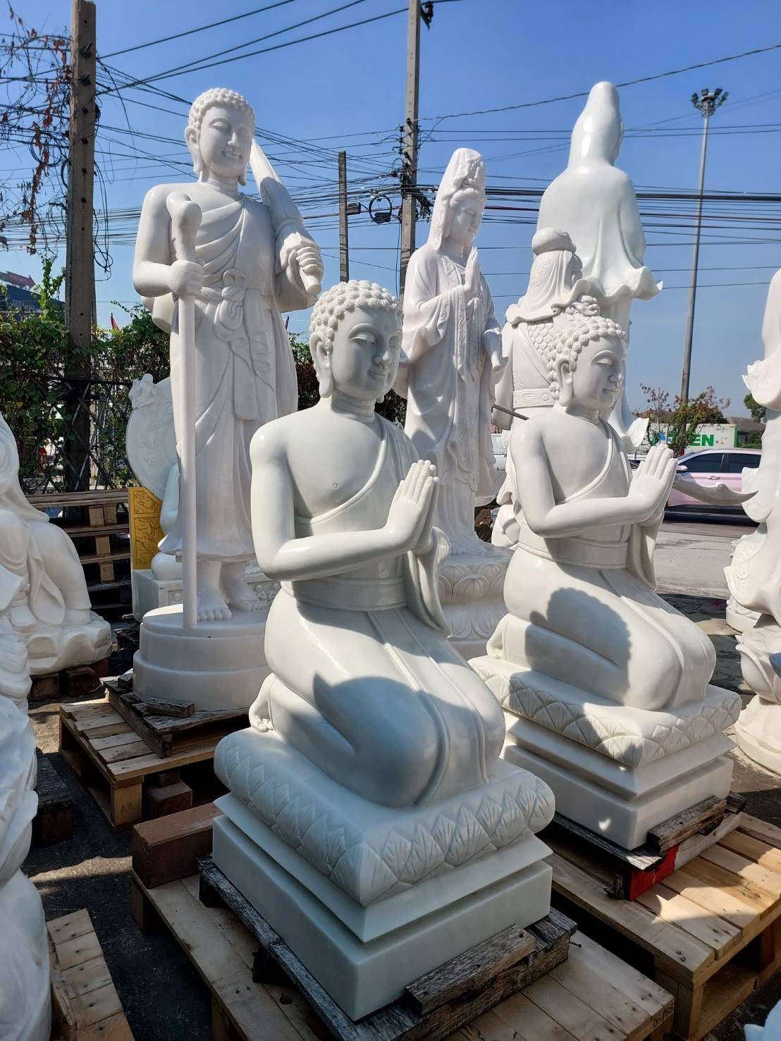 พระหินแกะสลัก
