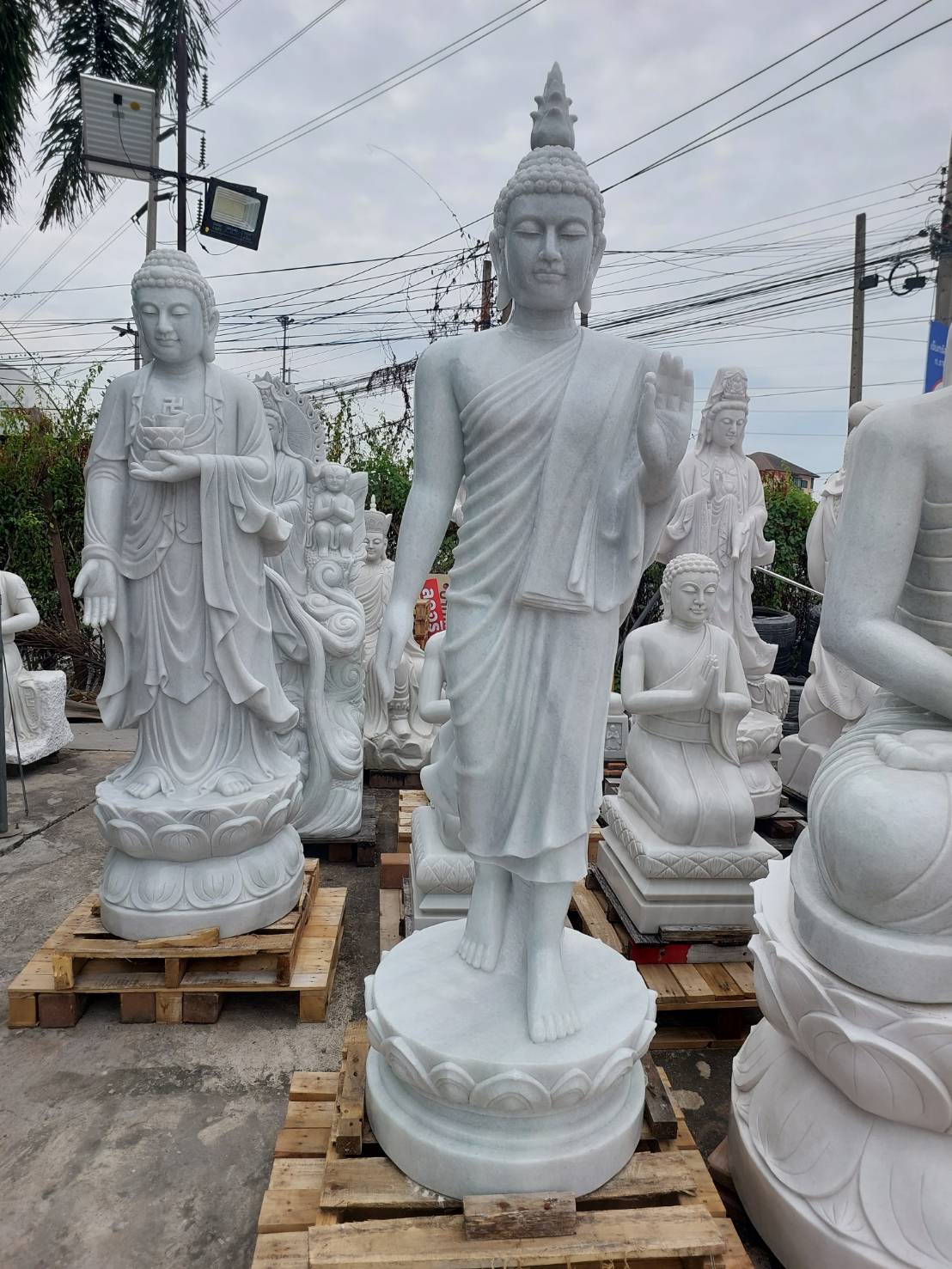 พระหินแกะสลัก