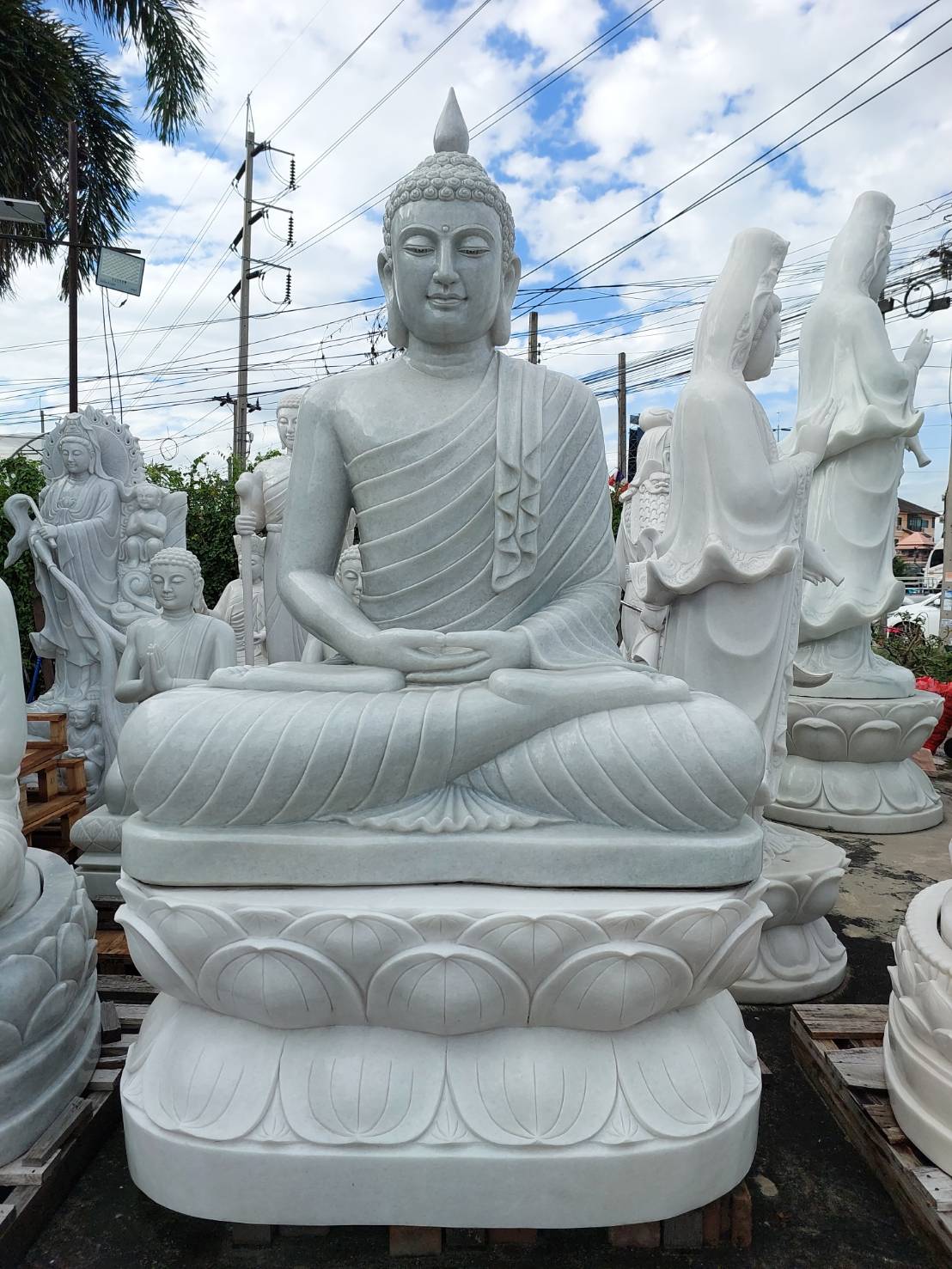 พระหินแกะสลัก