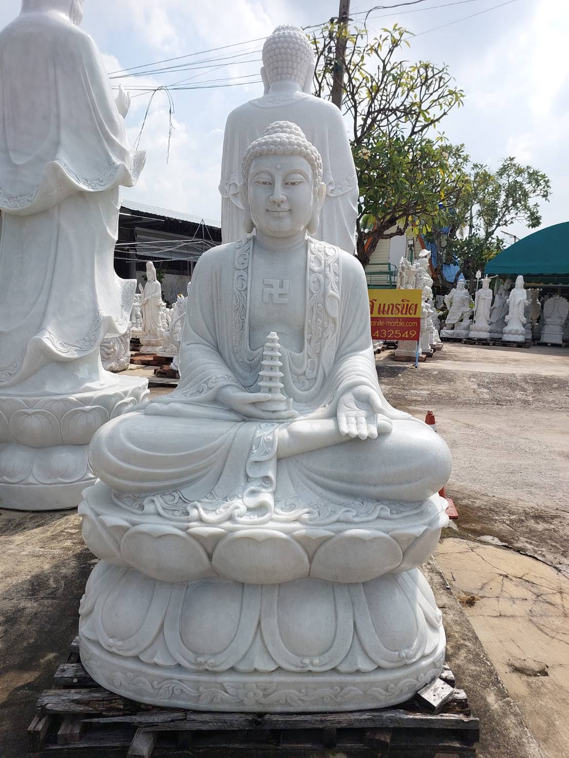 พระหินแกะสลัก