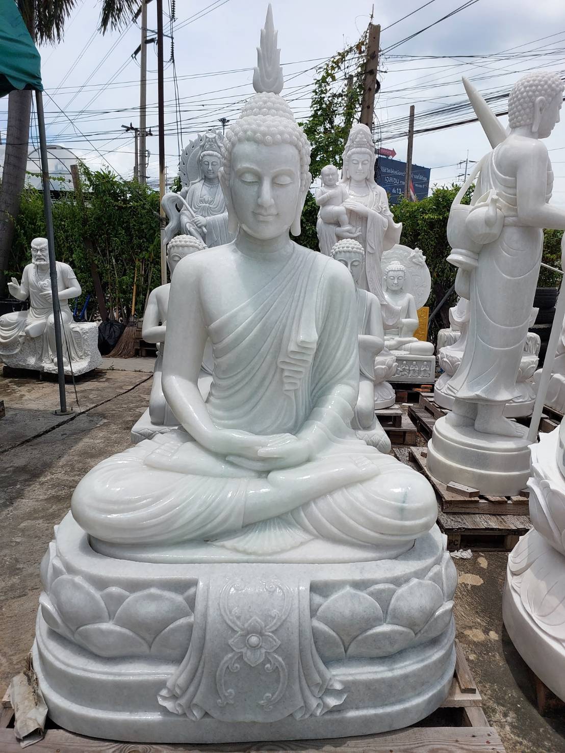 พระหินแกะสลัก