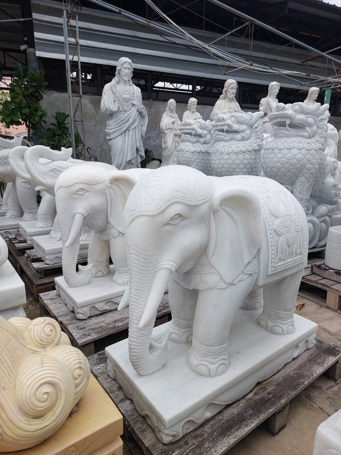 ช้างหินอ่อนแกะสลัก